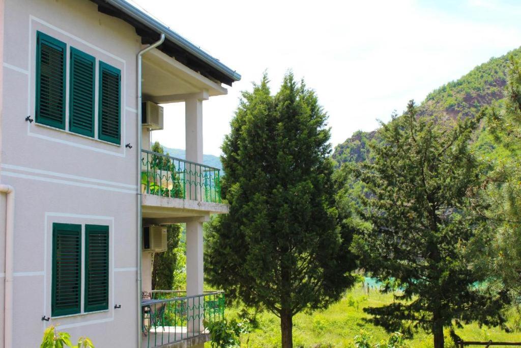 Agroturizem Hotel Vila Franceze Koman Ngoại thất bức ảnh