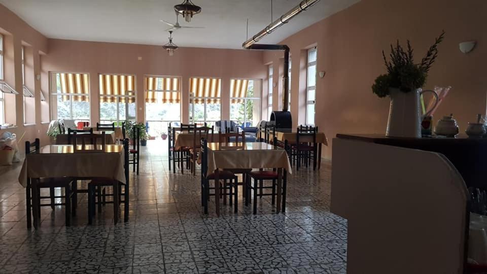 Agroturizem Hotel Vila Franceze Koman Ngoại thất bức ảnh