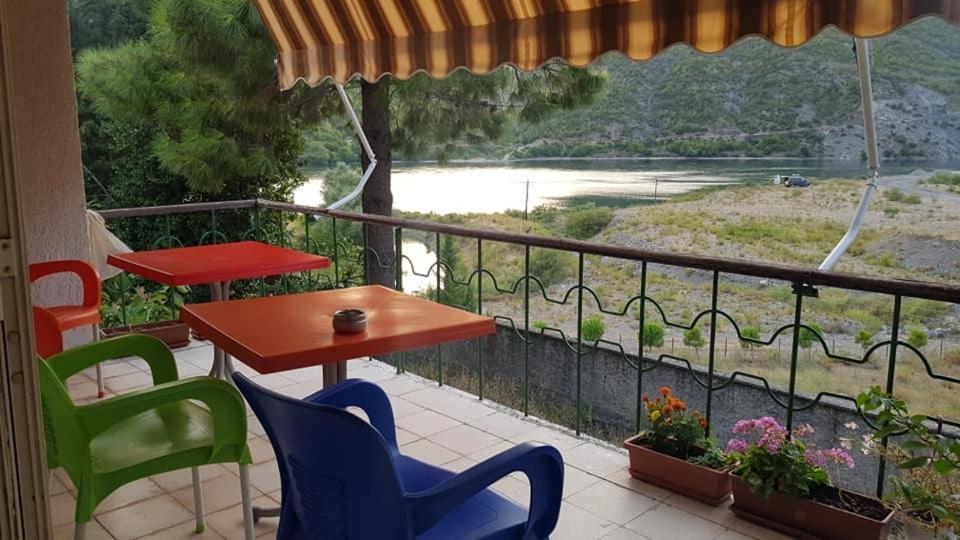 Agroturizem Hotel Vila Franceze Koman Ngoại thất bức ảnh