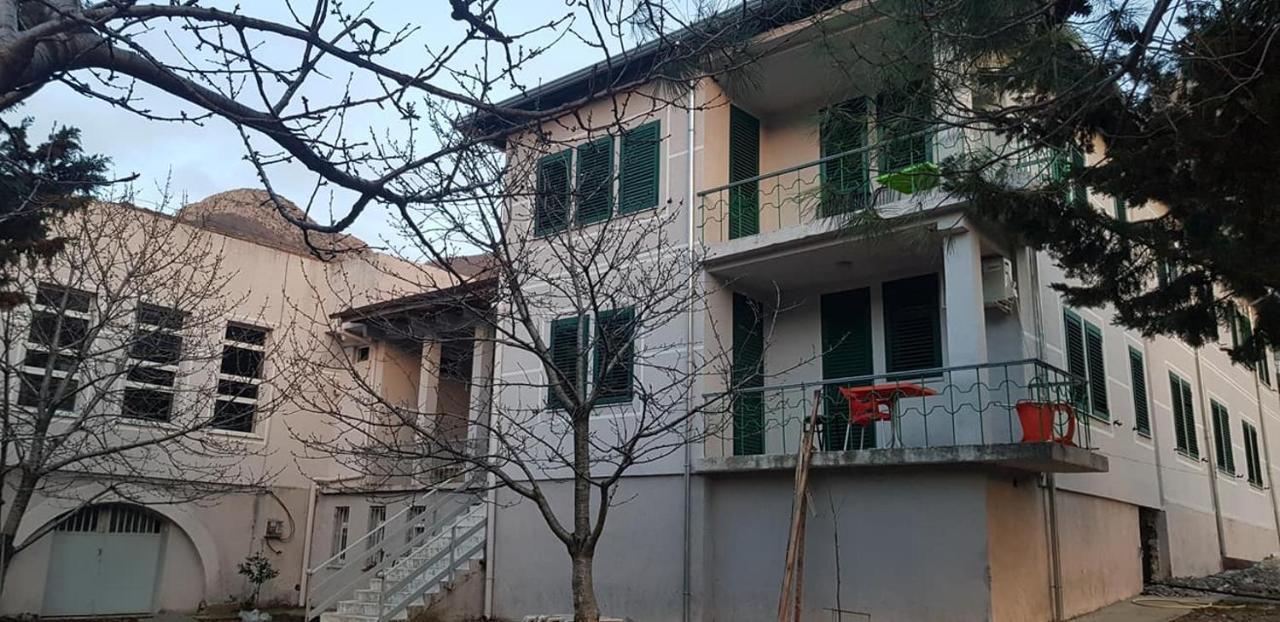 Agroturizem Hotel Vila Franceze Koman Ngoại thất bức ảnh