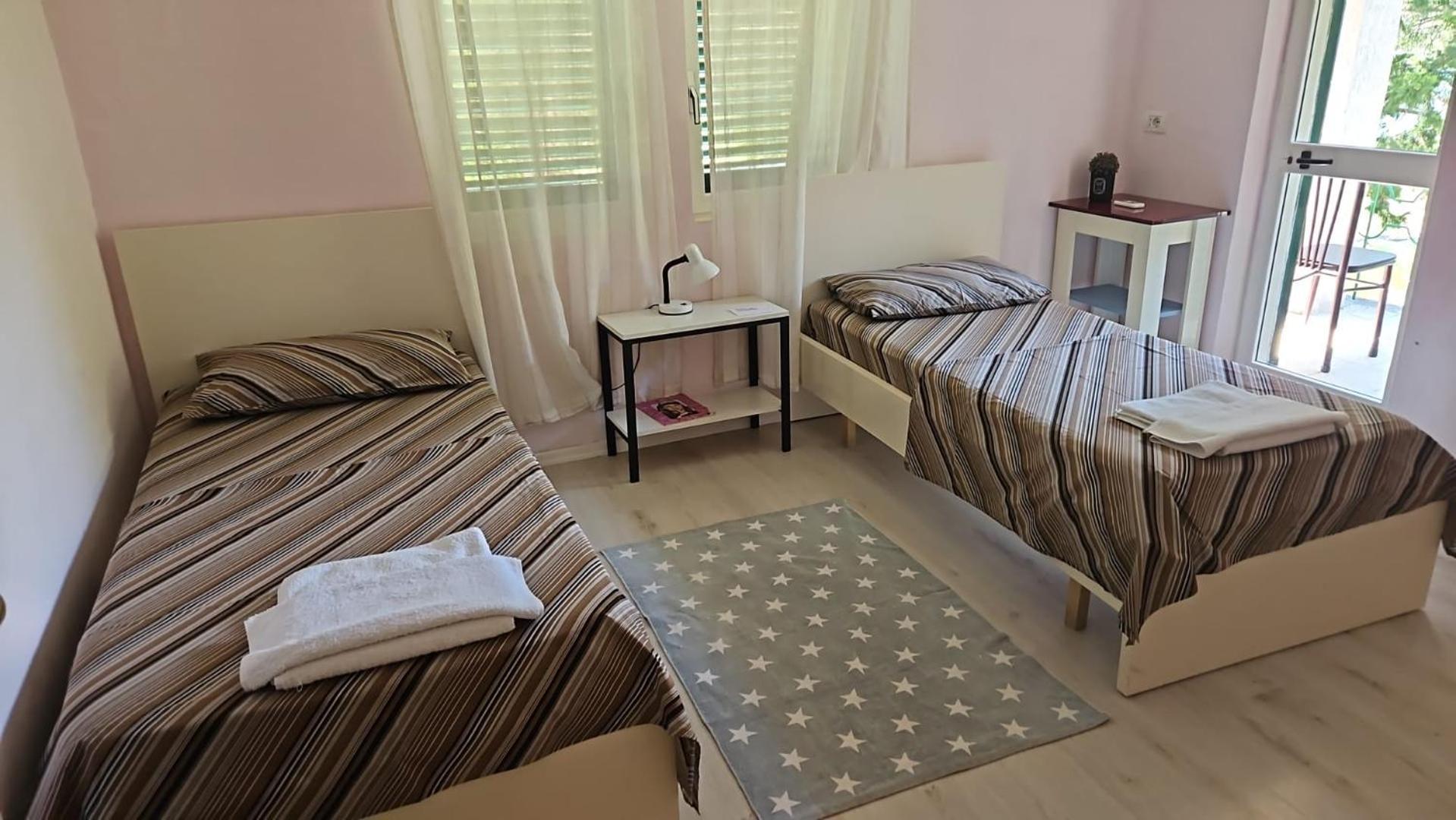Agroturizem Hotel Vila Franceze Koman Ngoại thất bức ảnh
