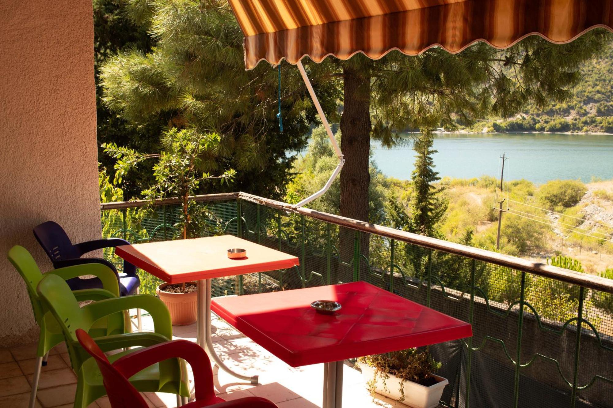Agroturizem Hotel Vila Franceze Koman Ngoại thất bức ảnh