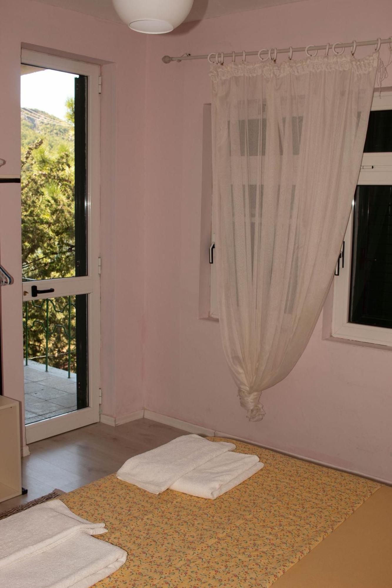 Agroturizem Hotel Vila Franceze Koman Ngoại thất bức ảnh